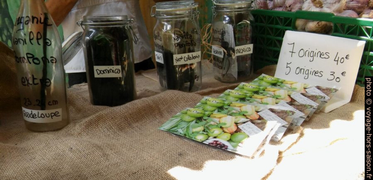 Vente de vanille au petit marché de Deshaies. Photo © André M. Winter