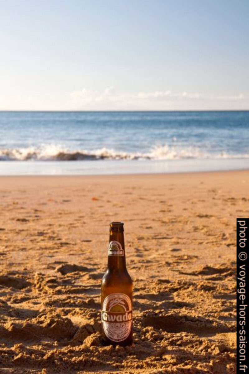 Bouteille de bière Gwada à l'Anse de la Perle. Photo © Alex Medwedeff