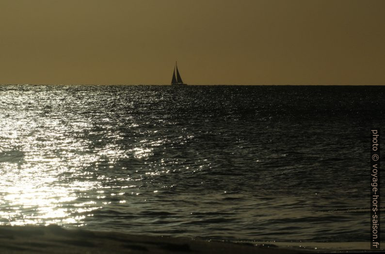 Contre-jour et voilier à l'horizon. Photo © André M. Winter