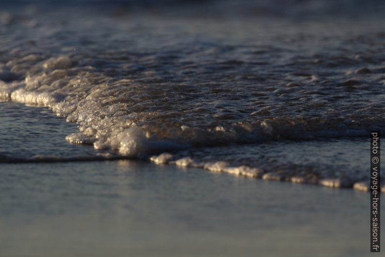 Vagues croisées roulant sur la plage. Photo © André M. Winter