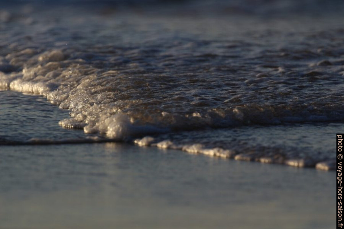 Vagues croisées roulant sur la plage. Photo © André M. Winter