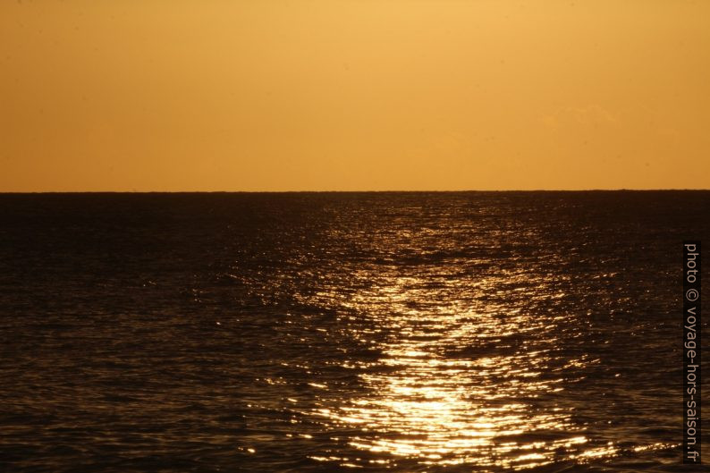 Ciel orange et mer noire brillante. Photo © André M. Winter