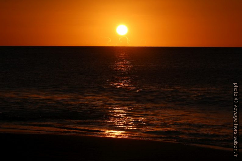 Coucher du soleil vu de l'Anse de la Perle. Photo © André M. Winter