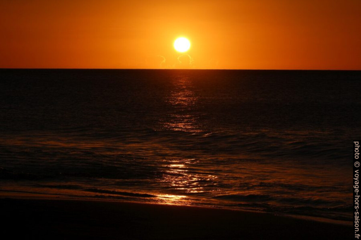 Coucher du soleil vu de l'Anse de la Perle. Photo © André M. Winter