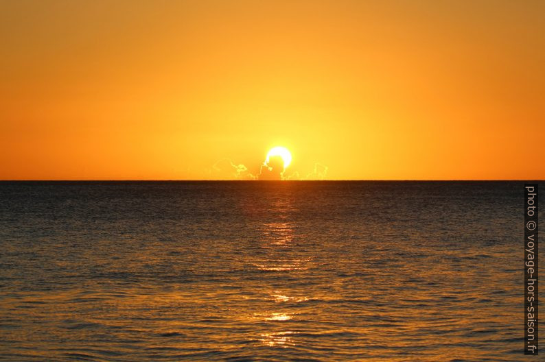 Coucher du soleil passant derrière des nuages. Photo © André M. Winter