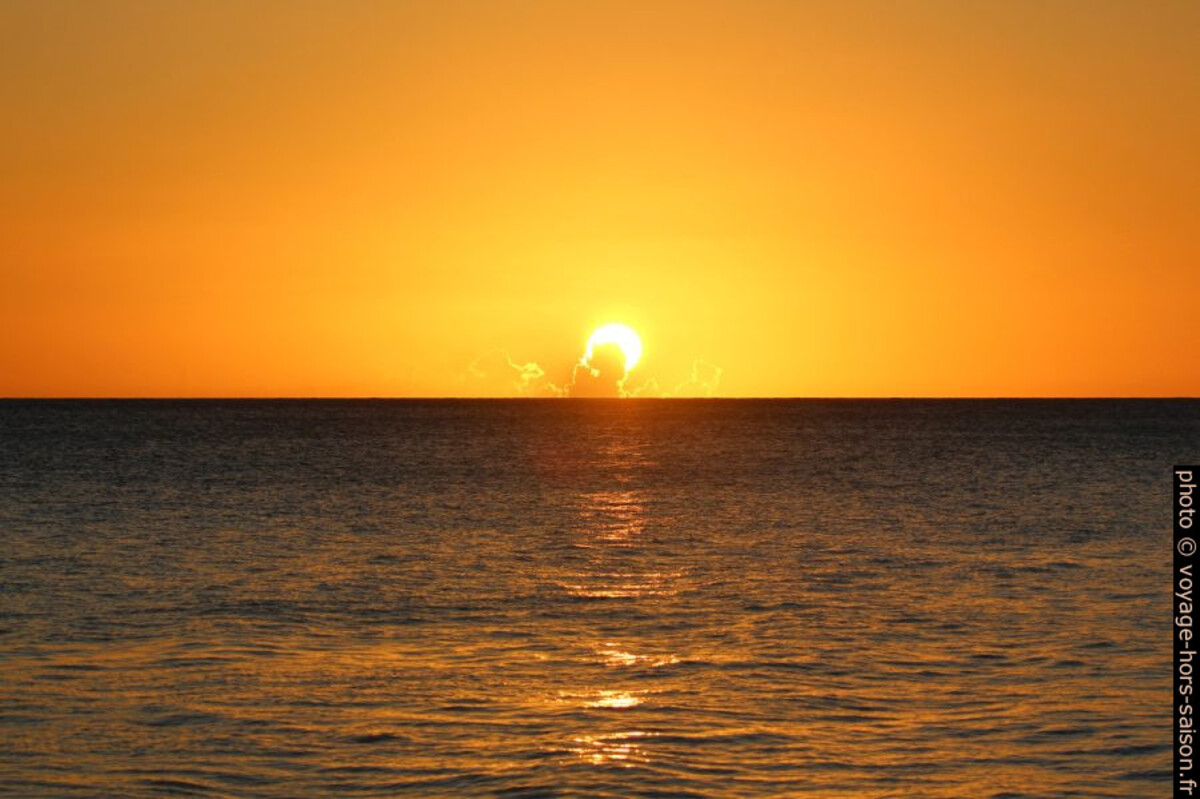 Coucher du soleil passant derrière des nuages. Photo © André M. Winter