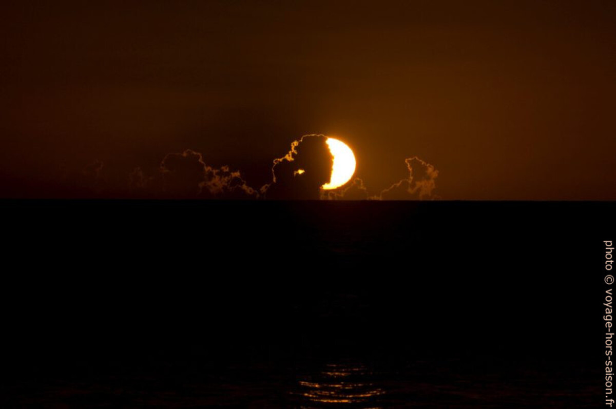 Cercle du soleil derrière des nuages à l'horizon. Photo © André M. Winter