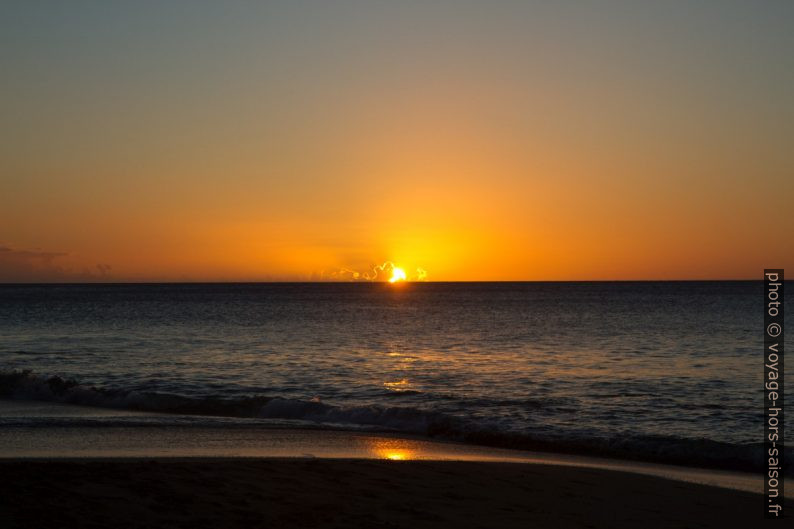 Coucher du soleil caraïbe. Photo © Alex Medwedeff