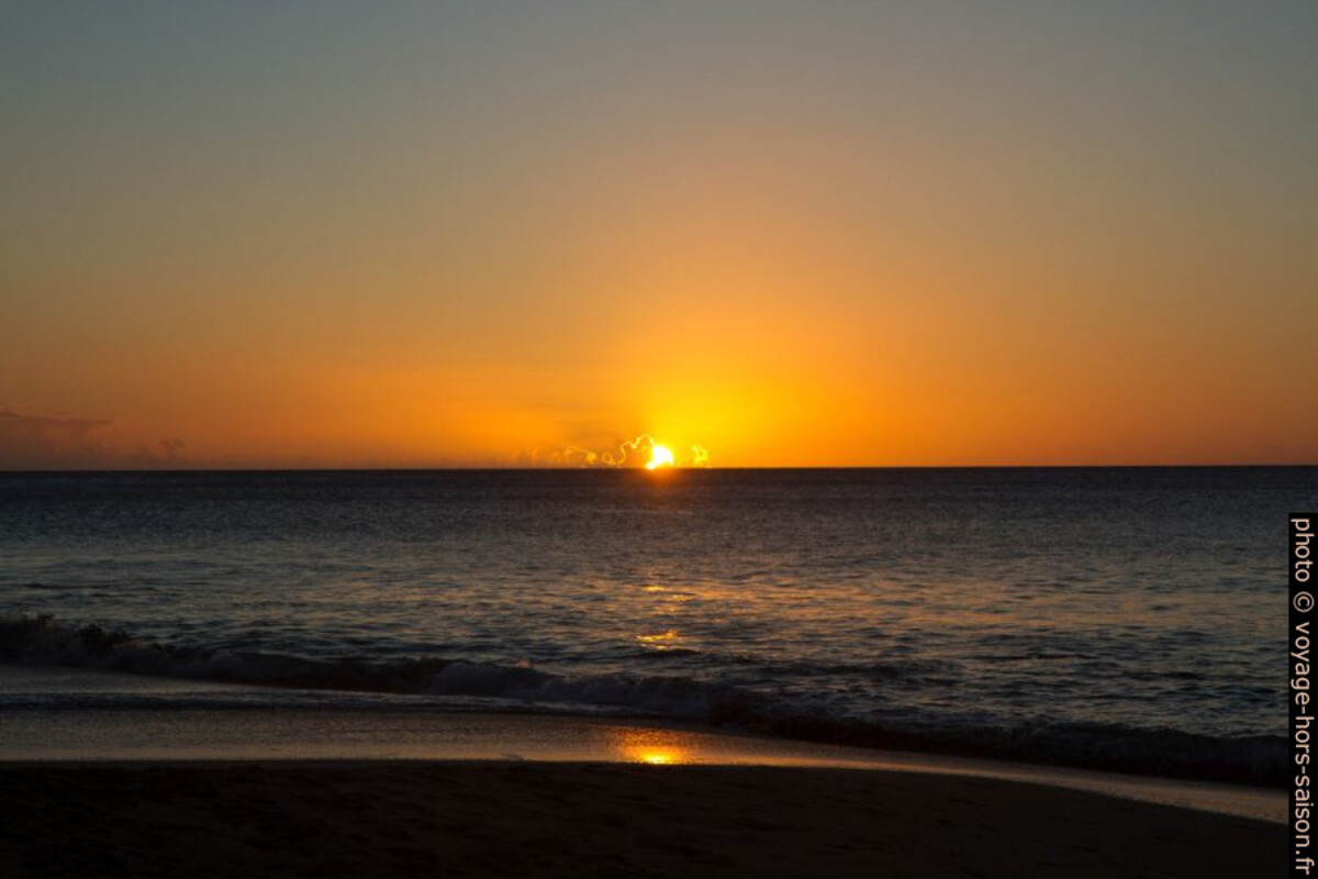 Coucher du soleil caraïbe. Photo © Alex Medwedeff