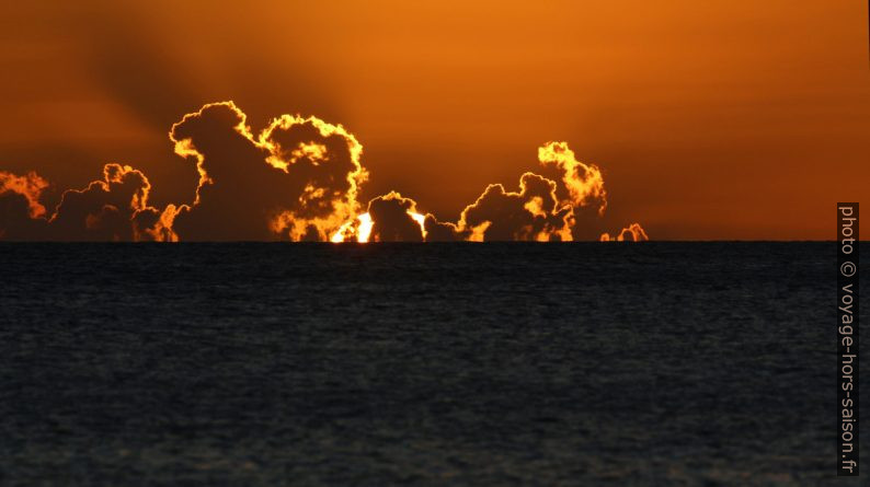 Nuages luisants par le soleil qui se couche derrière. Photo © André M. Winter