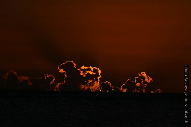 Le soleil plonge dans la Mer des Caraïbes. Photo © André M. Winter
