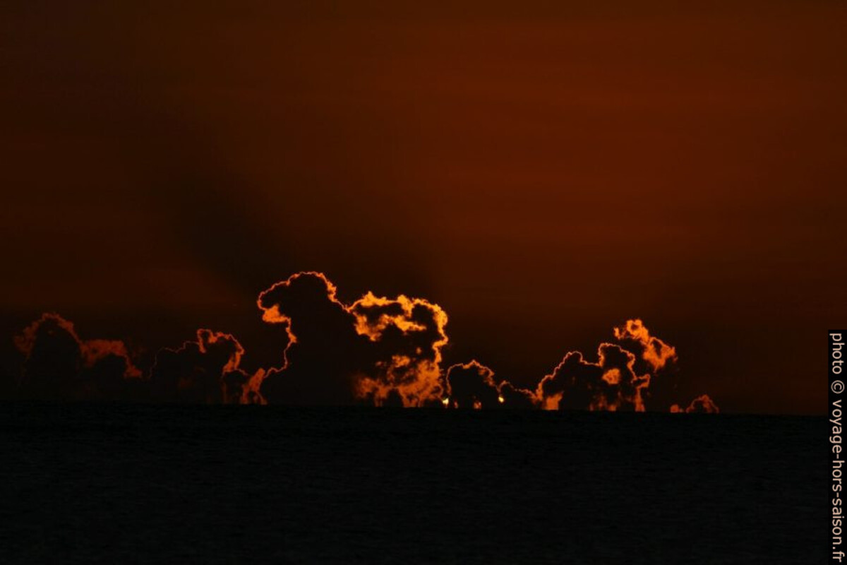 Le soleil plonge dans la Mer des Caraïbes. Photo © André M. Winter