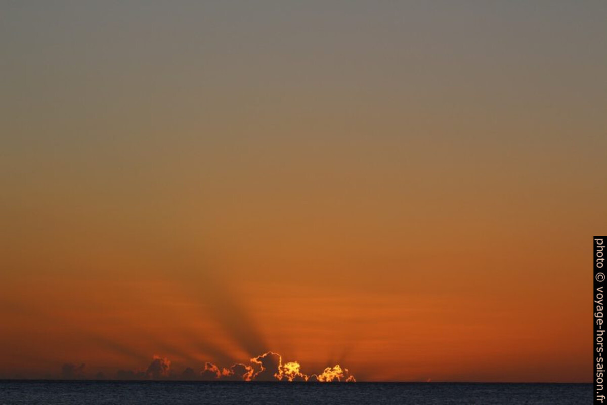 Ombres, nuages luisants à l'horizon et ciel bleu au-dessus. Photo © André M. Winter