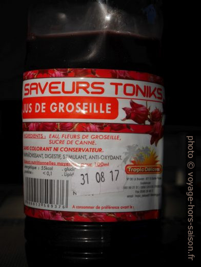 Bouteille de jus de fleurs de groseille. Photo © André M. Winter