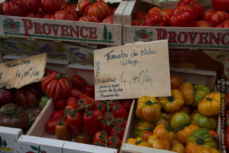 Tomates en cagettes de bois au marché de Salernes. Photo © Alex Medwedeff