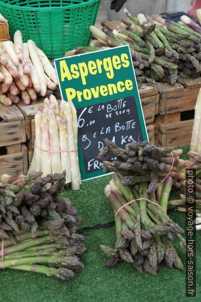 Asperges de Provence au marché de Salernes. Photo © Alex Medwedeff