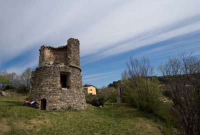 Tour en ruine dans le château de Salernes. Photo © André M. Winter