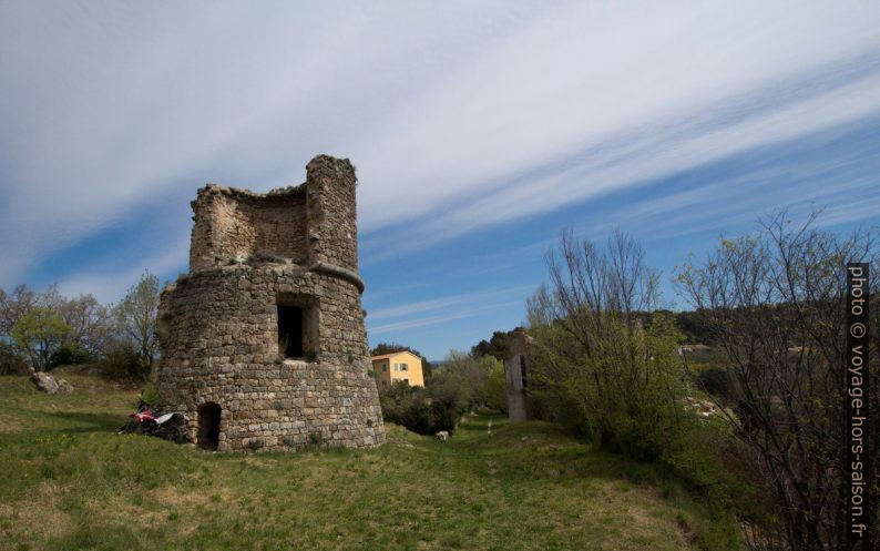 Tour en ruine dans le château de Salernes. Photo © André M. Winter