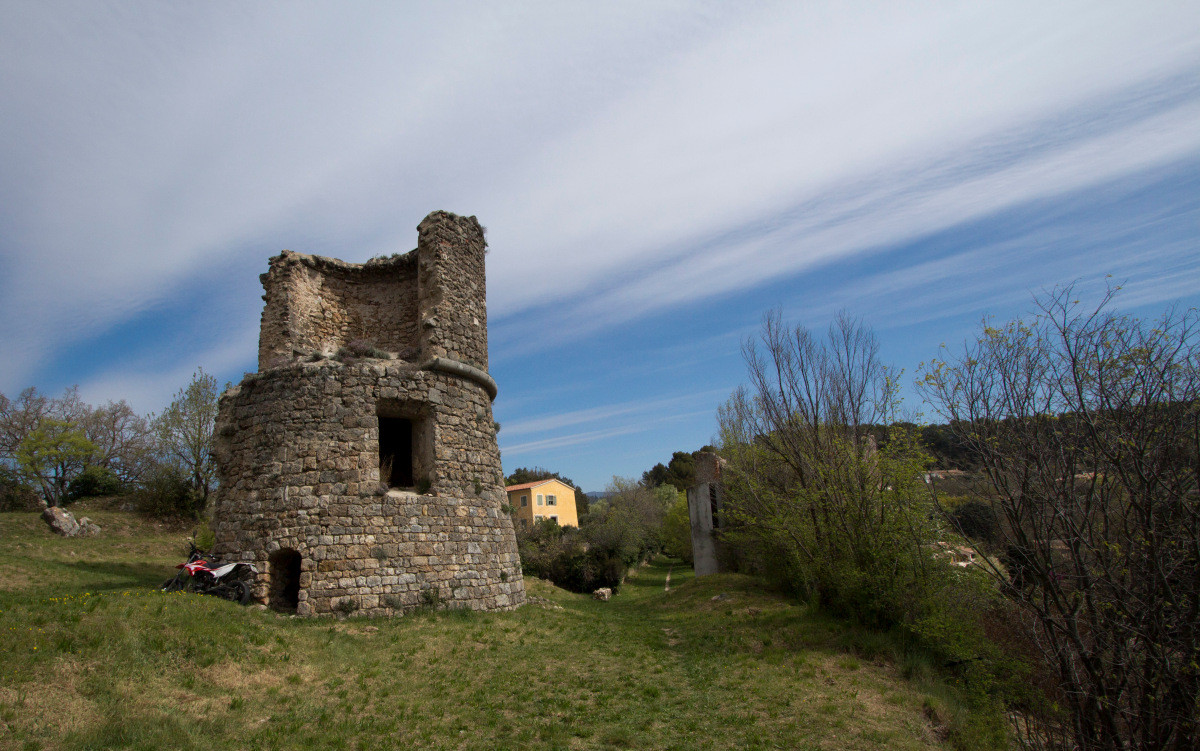 Tour en ruine dans le château de Salernes. Photo © André M. Winter