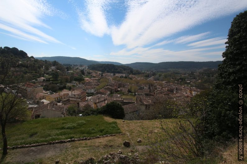 Vue du château sur Salernes. Photo © André M. Winter