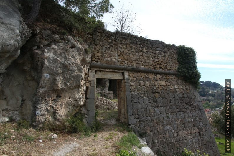 Porte dans un mur du château de Salernes. Photo © André M. Winter