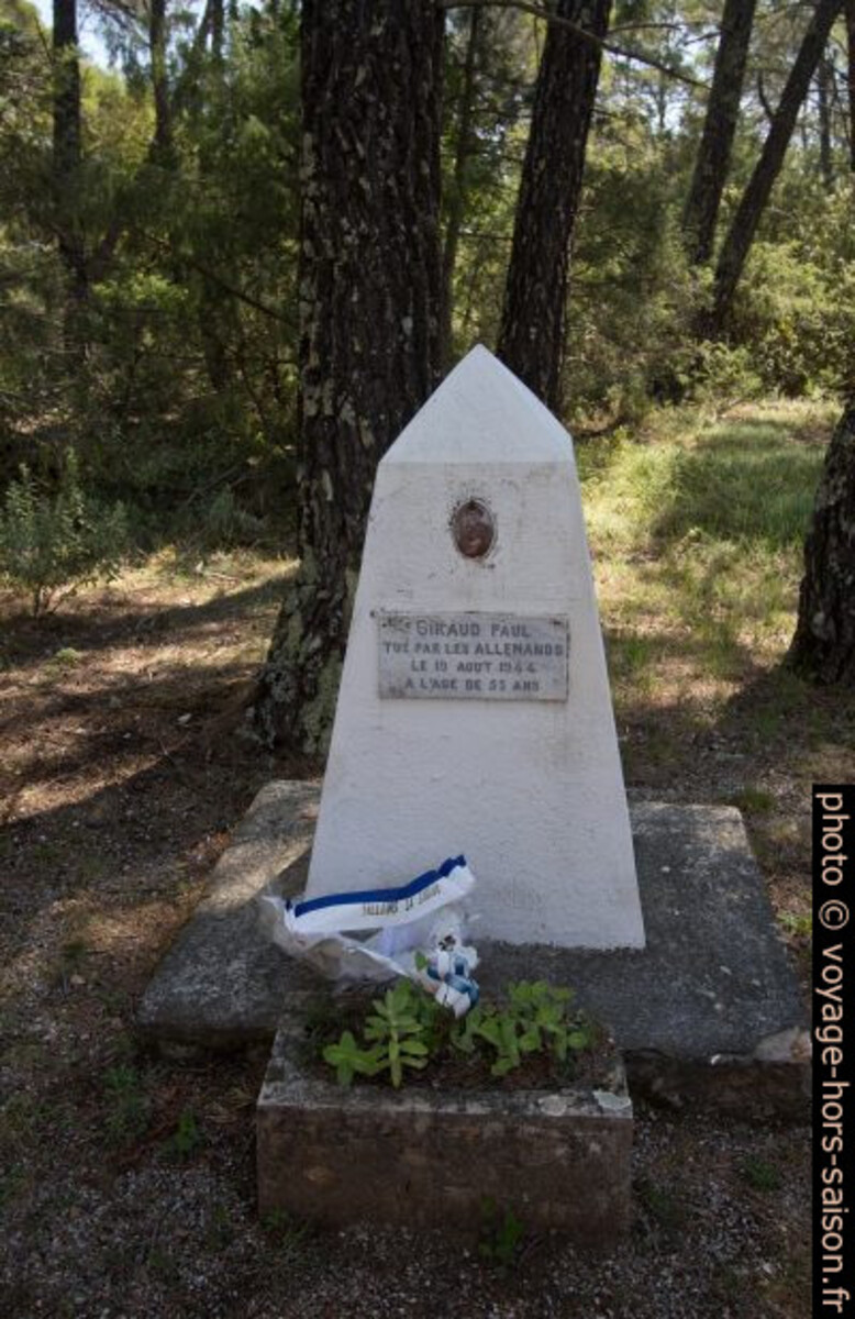 Monument à Paul Giraud tué par les nazis en 1944. Photo © André M. Winter