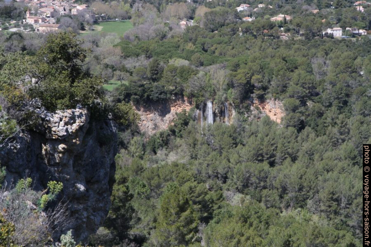 La cascade de Sillans vue de la Roque Bérard. Photo © Alex Medwedeff