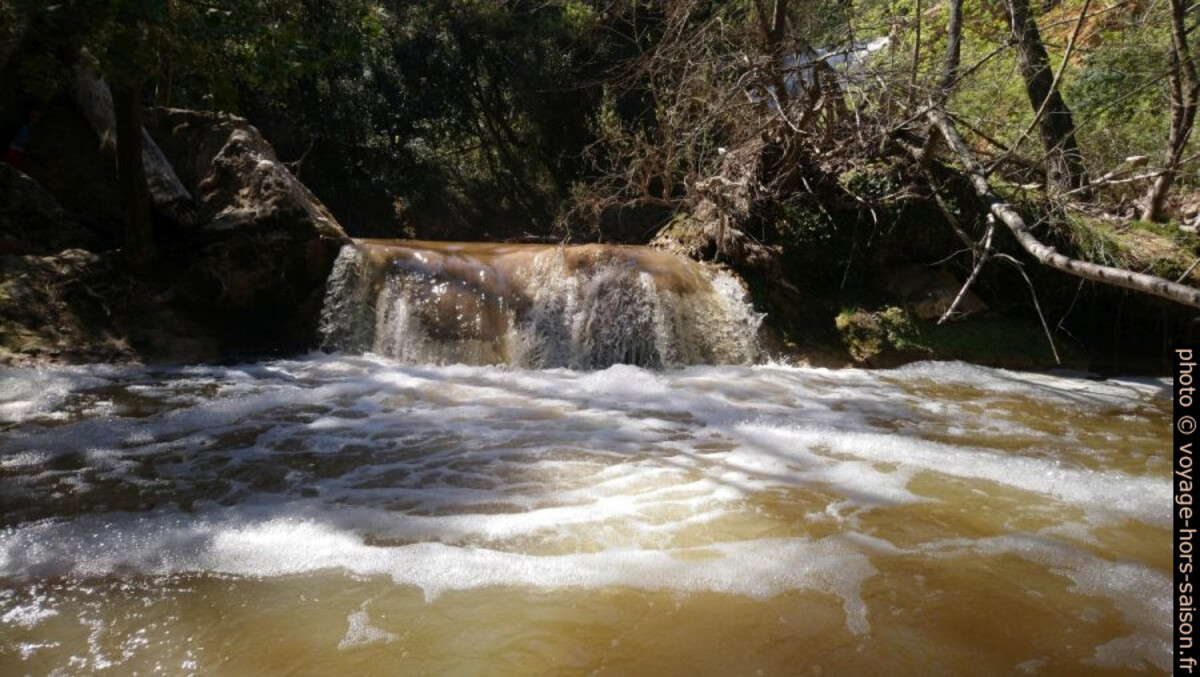 Petite cascade sur la Bresque. Photo © André M. Winter