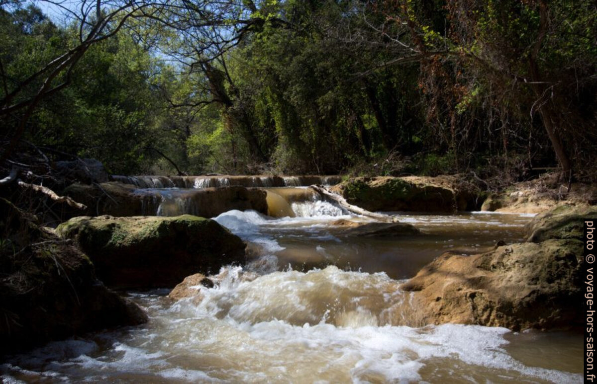 Petites cascades sur les vasques sur la Bresque. Photo © André M. Winter
