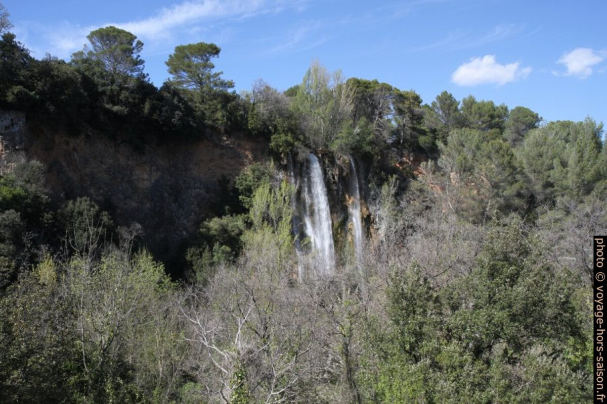 Cascade de Sillans vue du point de vue nord officiel. Photo © Alex Medwedeff