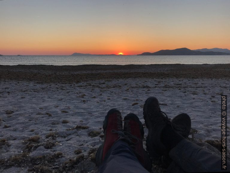 Nous profitons du coucher de soleil à la Plage des Estagnets. Photo © Alex Medwedeff