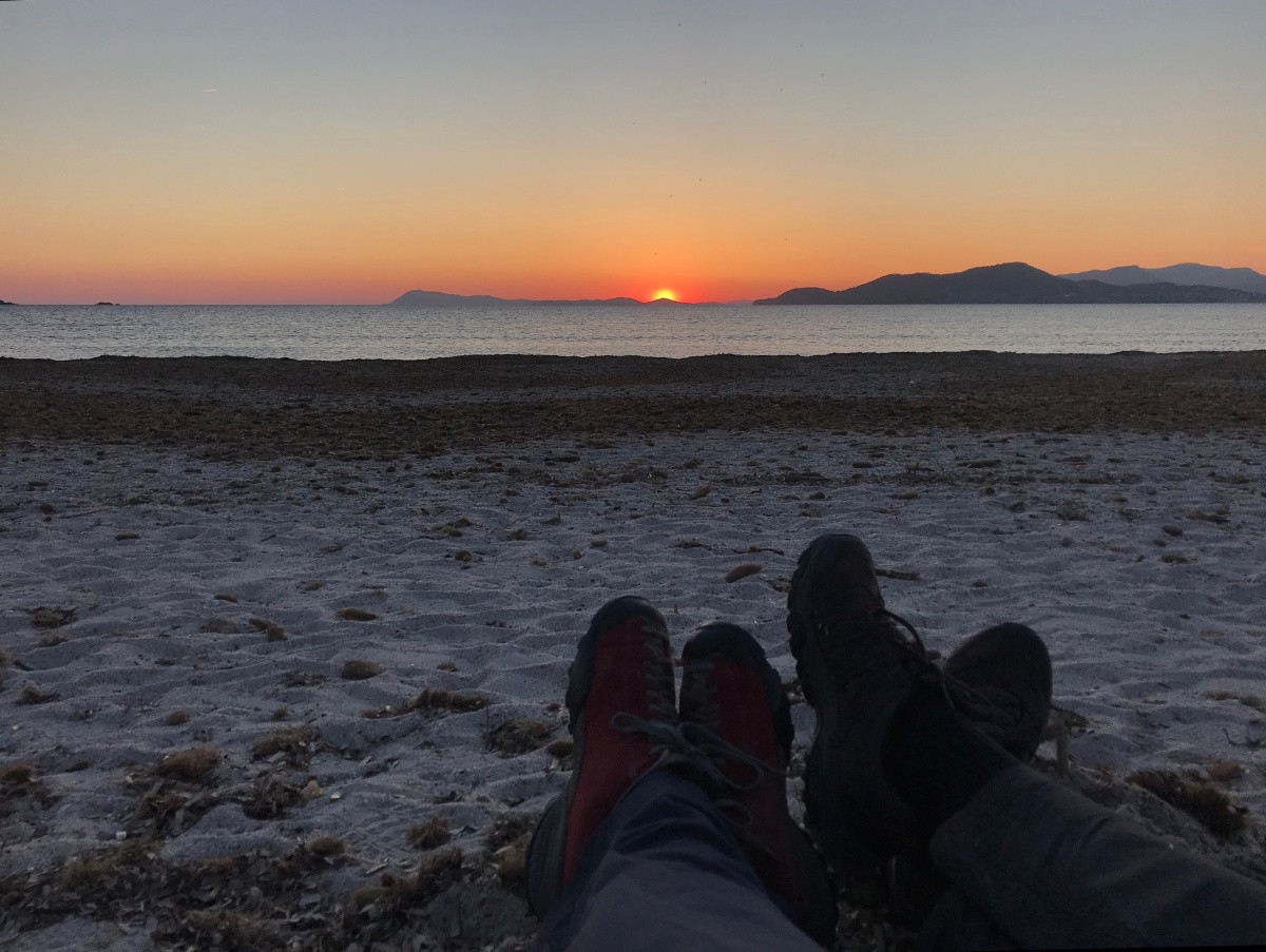 Nous profitons du coucher de soleil à la Plage des Estagnets. Photo © Alex Medwedeff