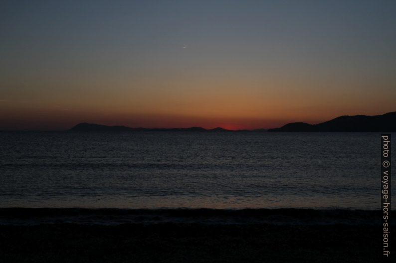 Golfe de Giens après le coucher du soleil. Photo © Alex Medwedeff