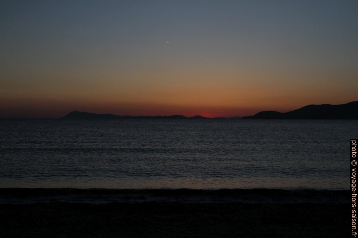 Golfe de Giens après le coucher du soleil. Photo © Alex Medwedeff