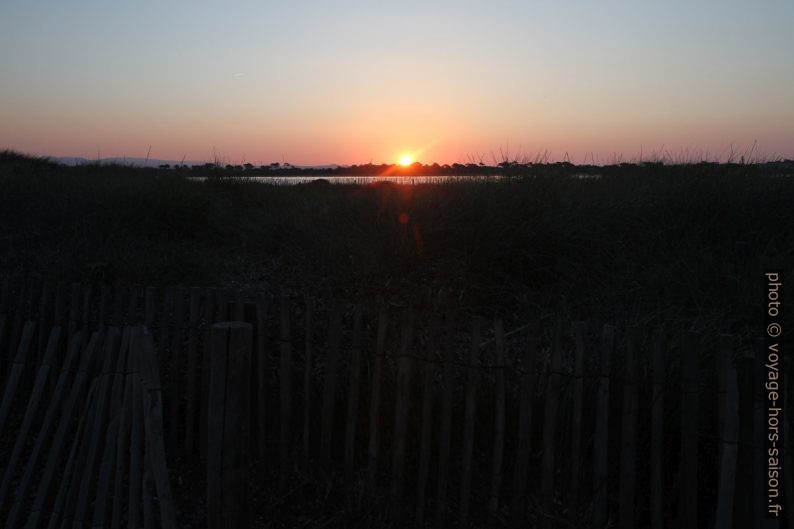 Lever du soleil au-dessus de l'Étang des Pesquiers. Photo © Alex Medwedeff