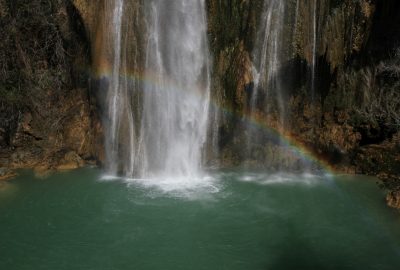 Arc-en-ciel sous la Cascade de Sillans. Photo © Alex Medwedeff