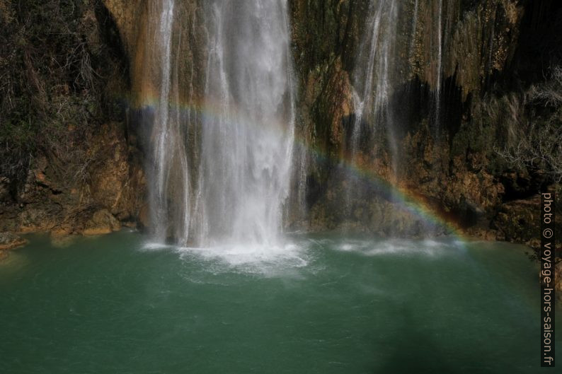 Arc-en-ciel sous la Cascade de Sillans. Photo © Alex Medwedeff