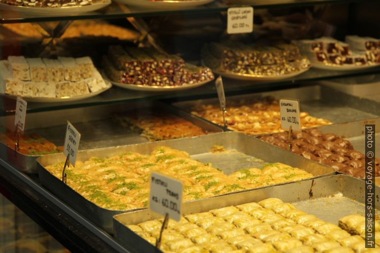 Türkische Süssigkeiten in einer Auslage. Photo © Alex Medwedeff