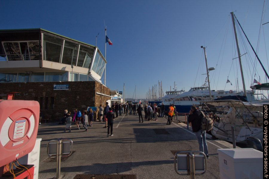 Capitainerie et Quai Gilles Barbanson du Port d'Hyères. Photo © André M. Winter