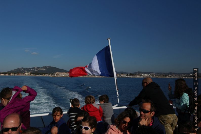 Drapeau français, passagers et le Mont des Oiseaux. Photo © André M. Winter