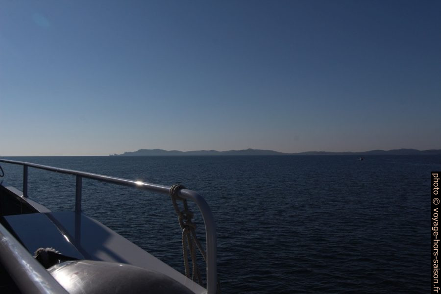 Nous passons au large de Porquerolles. Photo © André M. Winter