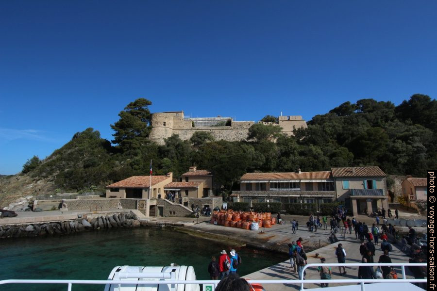 Fort du Moulin au-dessus du port de Port-Cros. Photo © André M. Winter