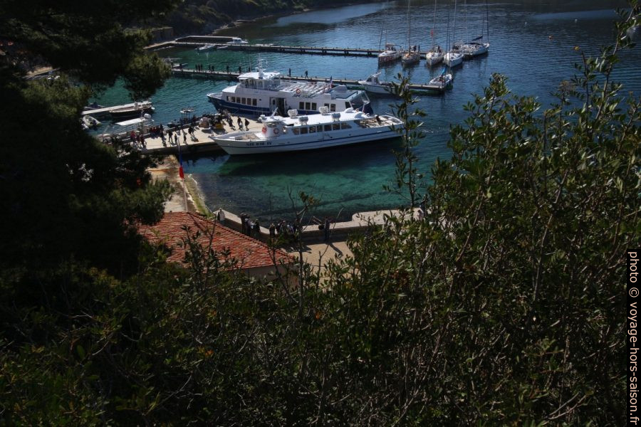 Bateaux Méditerranée XIV et Îles d'Or XV à quai à Port-Cros. Photo © André M. Winter