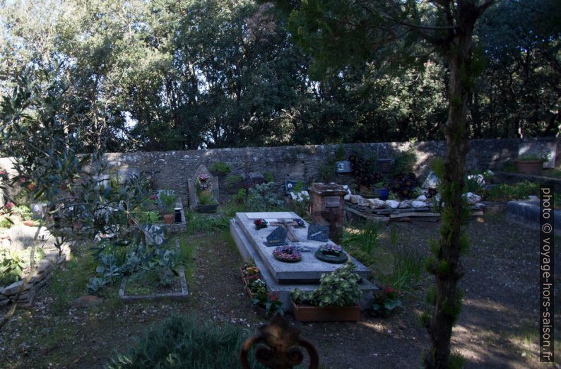 Tombes du cimetière de Port Cros. Photo © André M. Winter