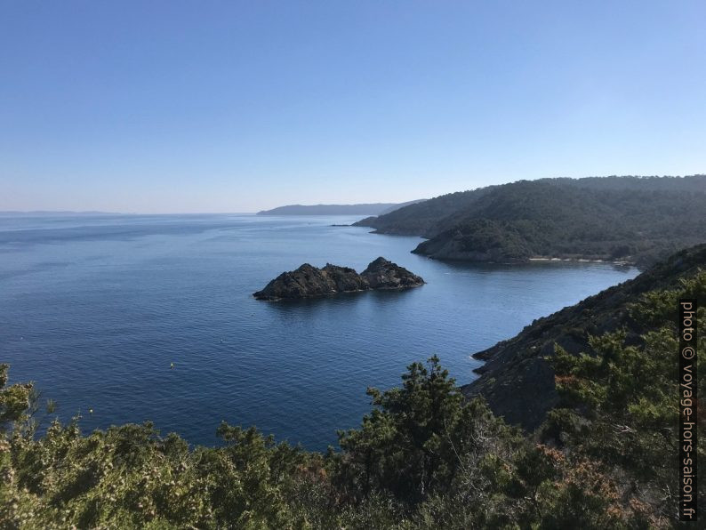 Rocher du Rascas dans la Baie de la Palud. Photo © Alex Medwedeff