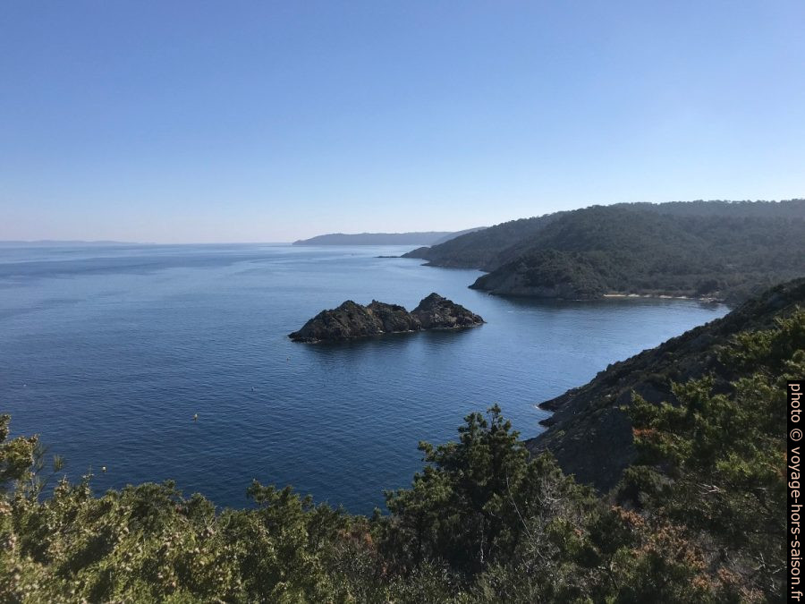 Rocher du Rascas dans la Baie de la Palud. Photo © Alex Medwedeff