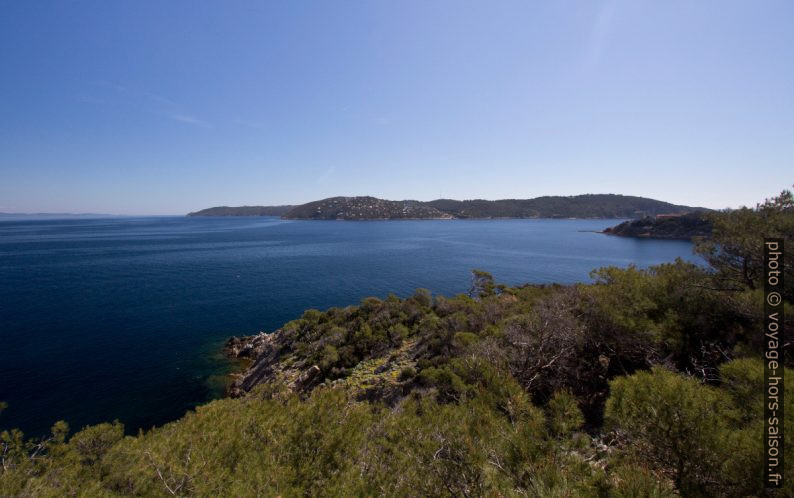 Île du Levant et Port Man. Photo © André M. Winter