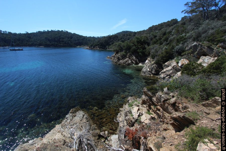 Côte rocheuse sur le flanc ouest de Port Man. Photo © André M. Winter
