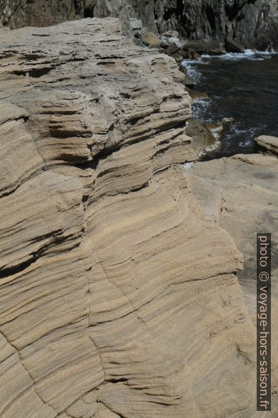 Erosion du Tuf sur Port Cros. Photo © Alex Medwedeff