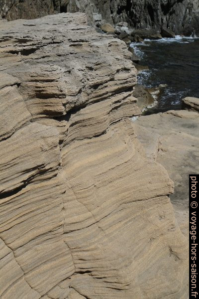 Erosion du Tuf sur Port Cros. Photo © Alex Medwedeff